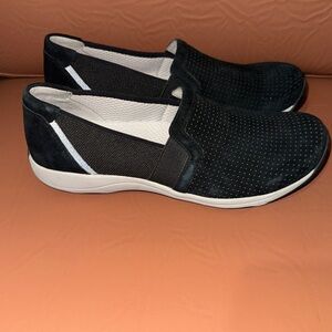 Dansko Halle Black Slip on shoe size EU 39. Suede top. Size US 8.5/9. NWOT